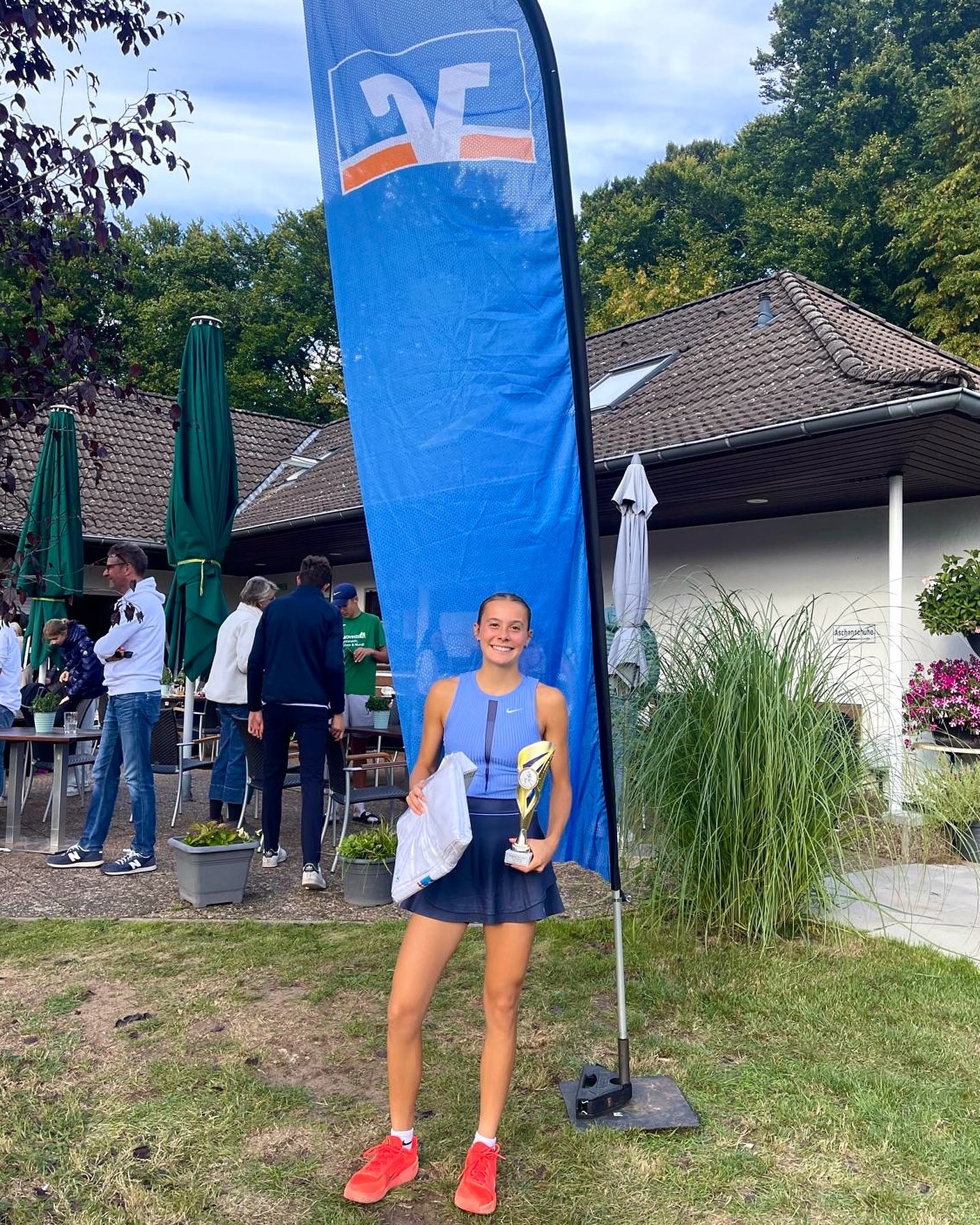 Liv Windschall celebrating her victory at the 7th Volksbank Junior Open U18 in Gütersloh 2025