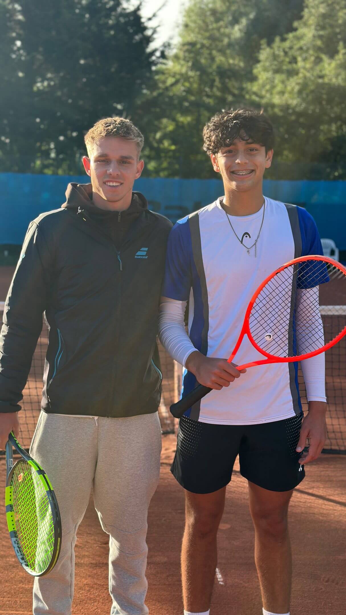 Nachwuchs-Tennisspieler Adam Poppe beim Training auf dem Tennisplatz der nensel academy.