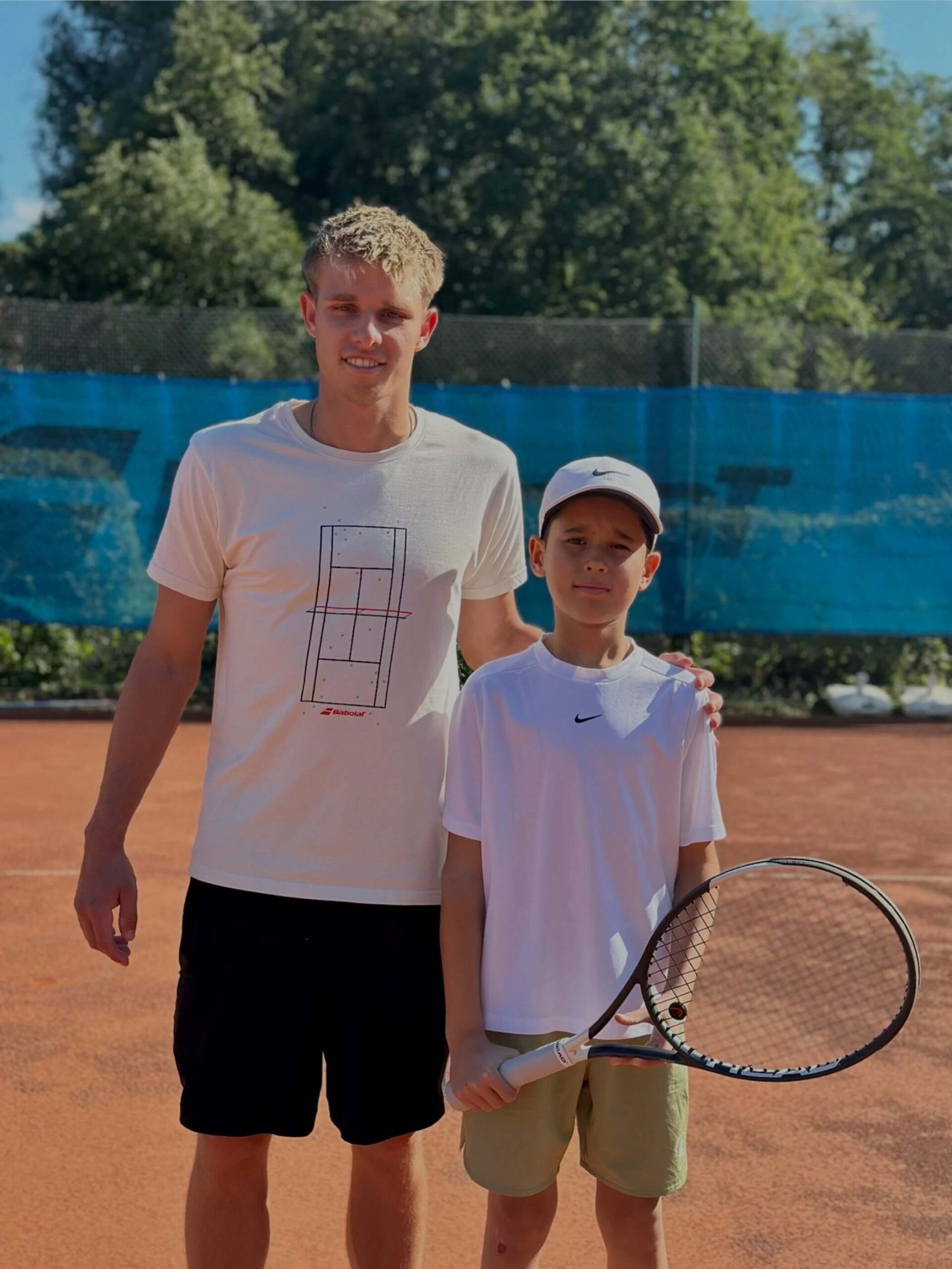Nachwuchstalent Sardor Mannonov beim Tennistraining an der nensel tennis academy.